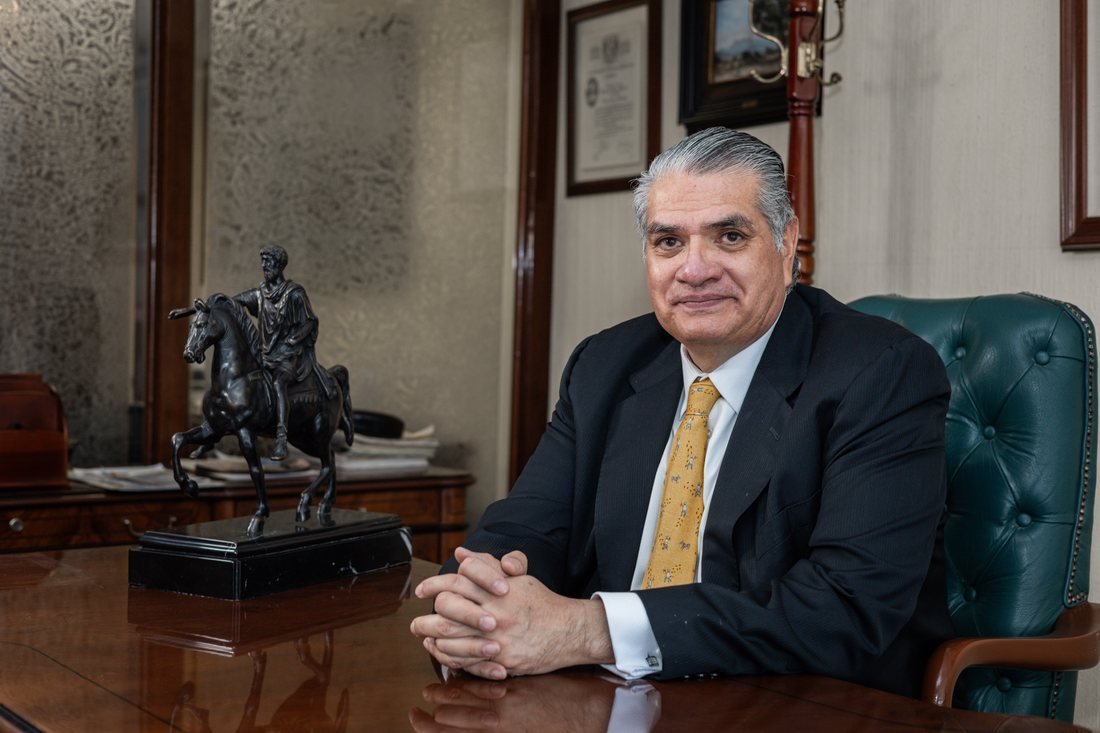Fundador de Vega & Asociados en su oficina
